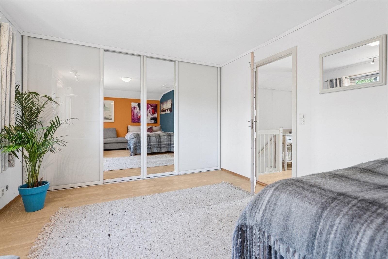 Soverom 2 som har flott utsikt mot friarealet. Galleribilde