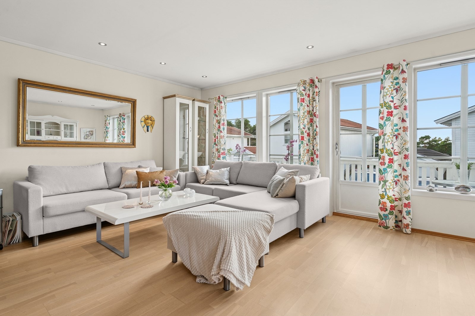 Det er vinduer i 3 himmelretninger som gjør at rommet bader i lys. Galleribilde