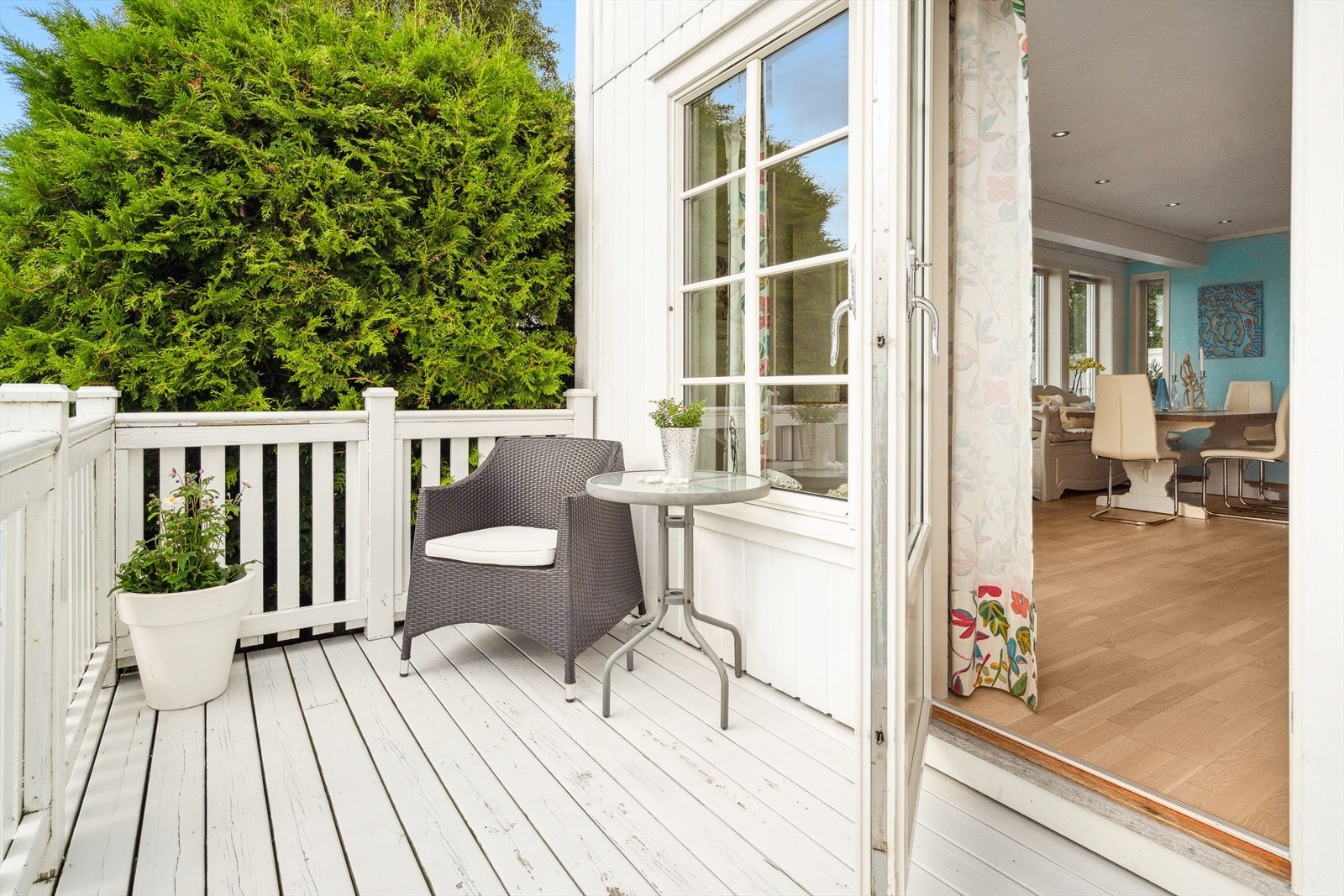 Fra stuen er det utgang til en vestvendt balkong. Galleribilde