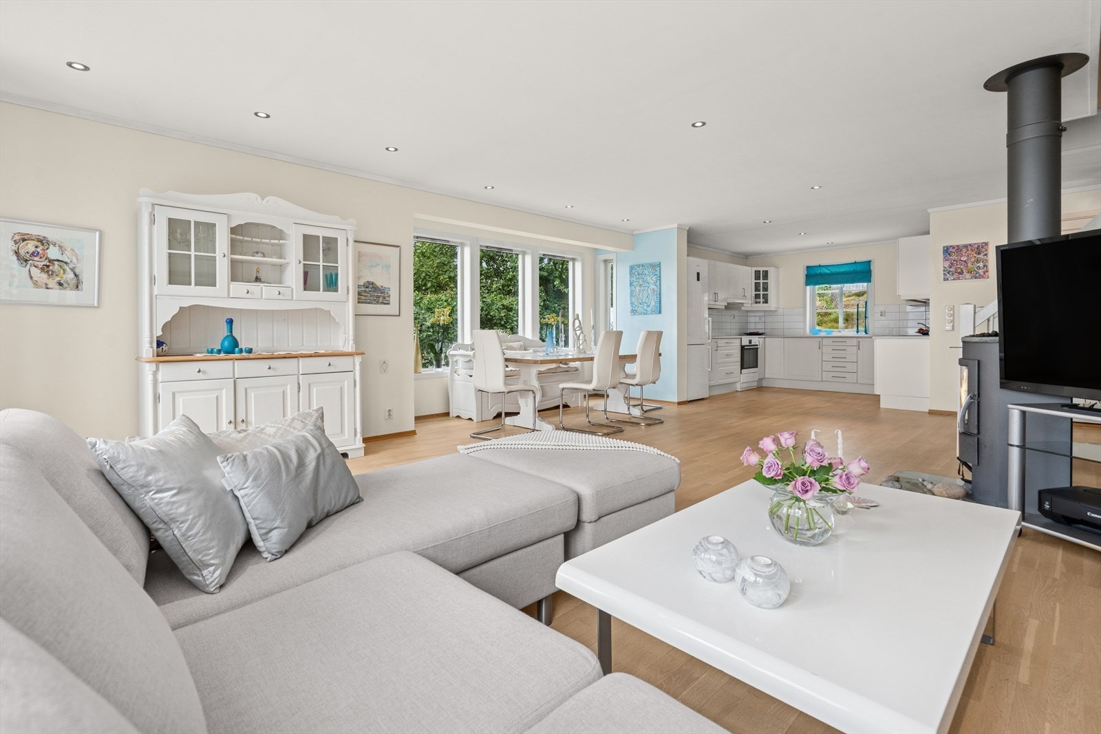 Stuen er malt i lyse farger og det er også her en peisovn som varmer på kalde høstkvelder. Galleribilde