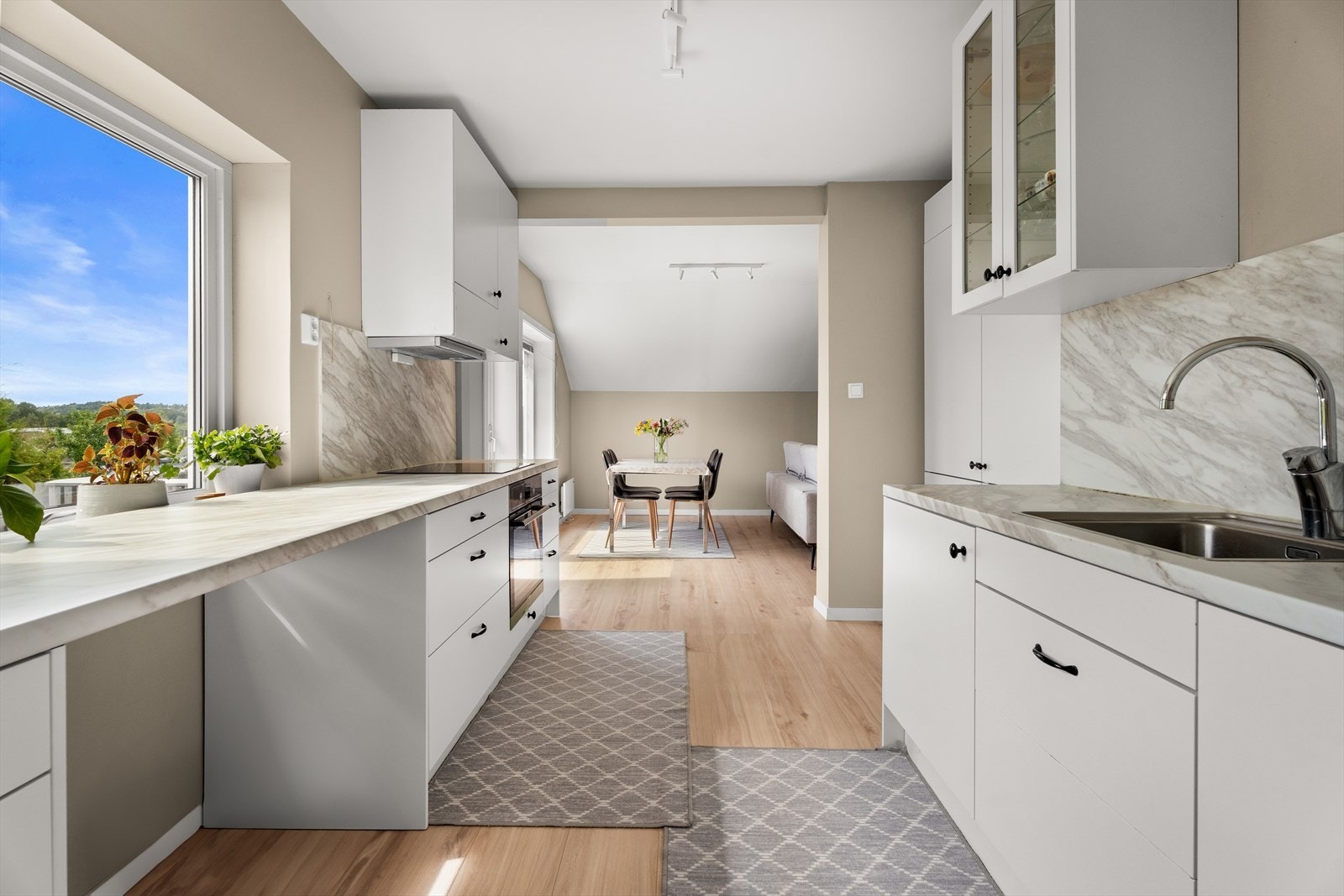 Kjøkkenet er videre utstyrt med komfyr, avtrekksvifte, oppvaskmaskin og kjøl/fryseskap Galleribilde