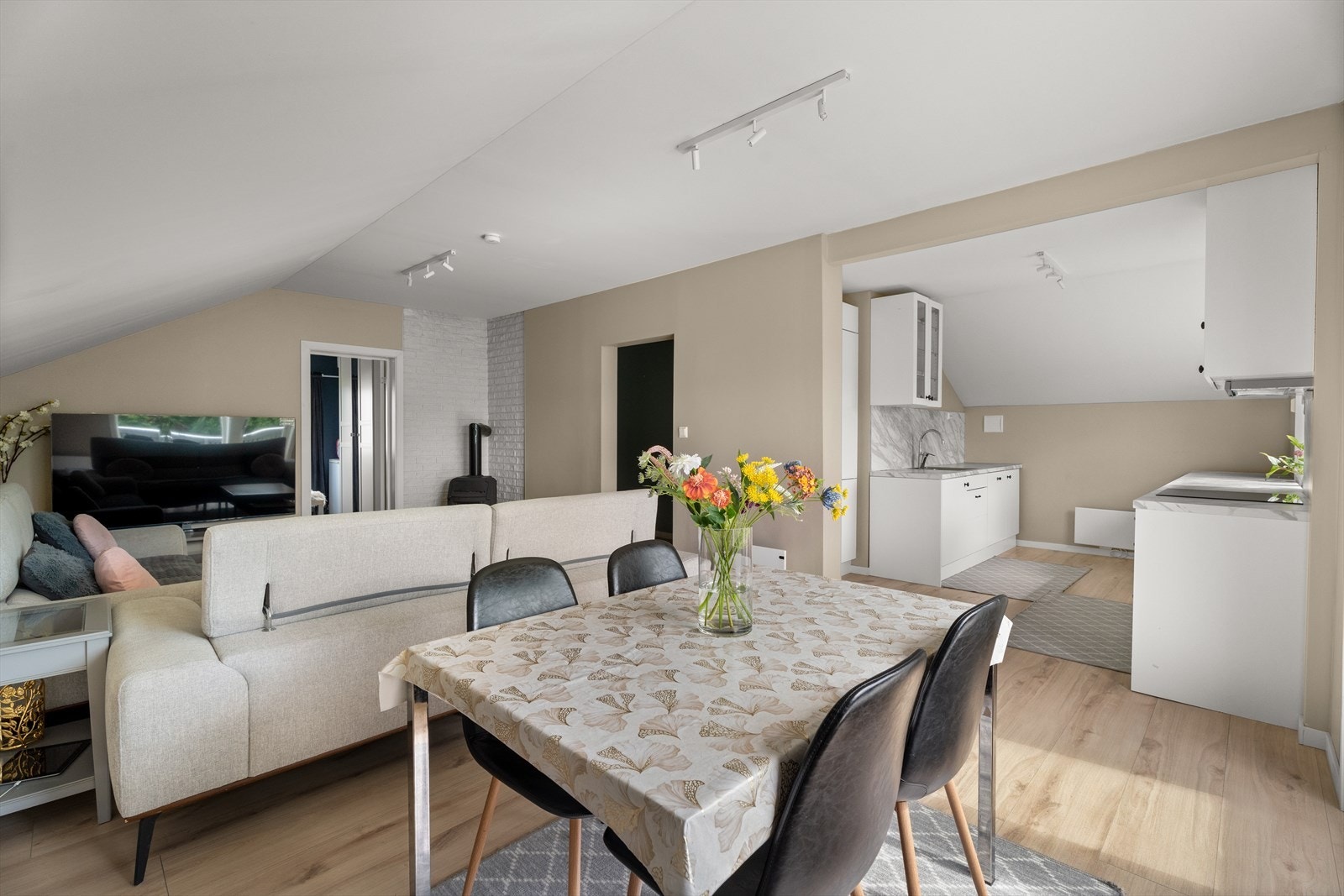 Den åpne planløsningen gir en luftig romfølelse og skaper en naturlig flyt mellom sonene Galleribilde