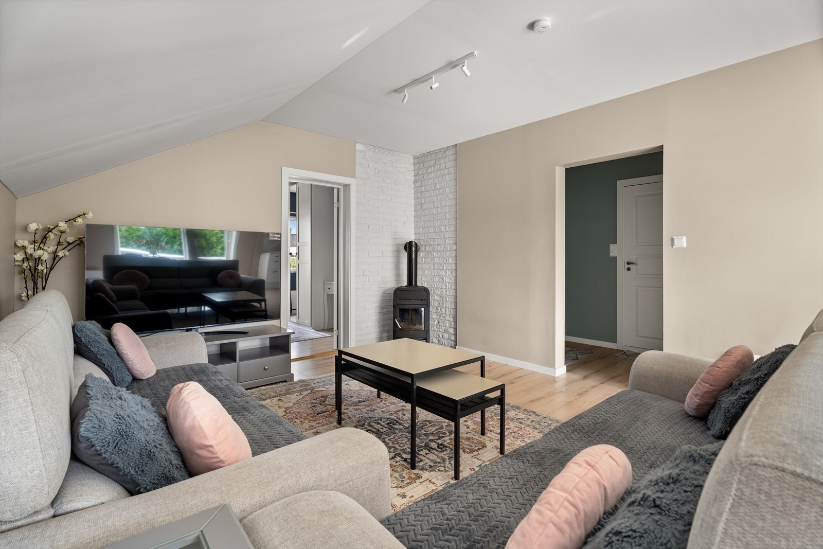 Stuen er av god størrelse med plass til å innrede med både sofa, TV-seksjon og spisebord Galleribilde