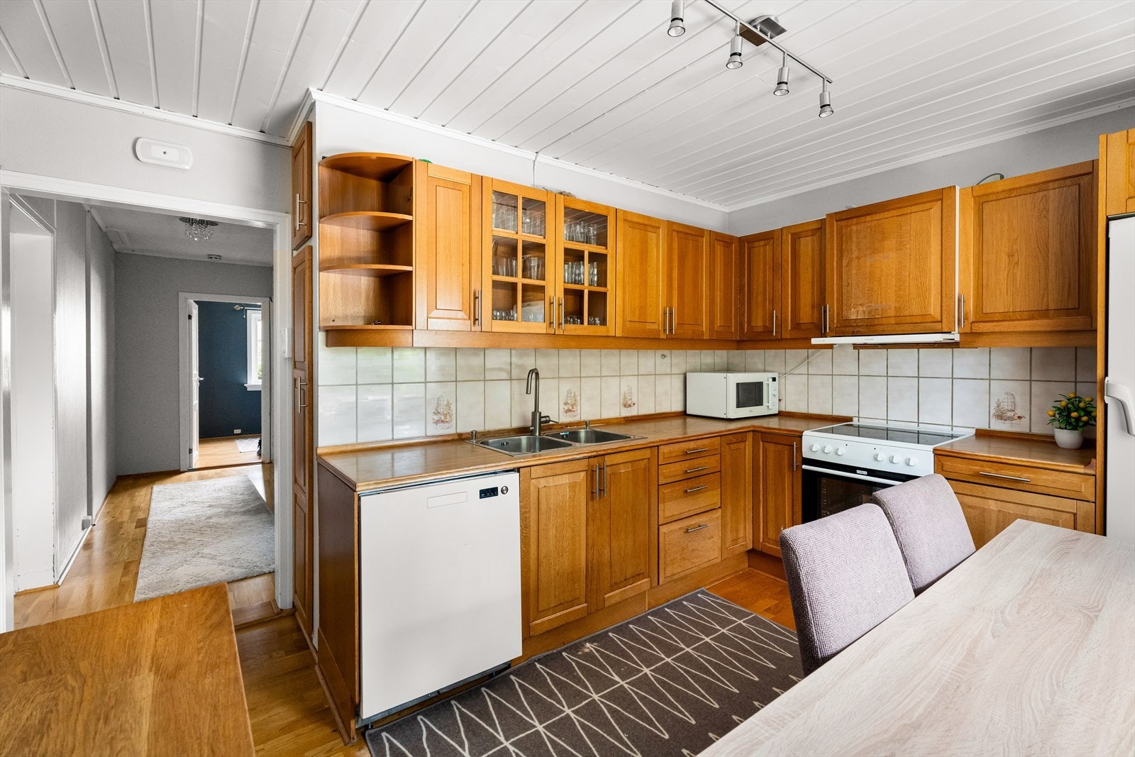 Kjøkkenet ligger i adskilt løsning med adkomst fra gangen Galleribilde