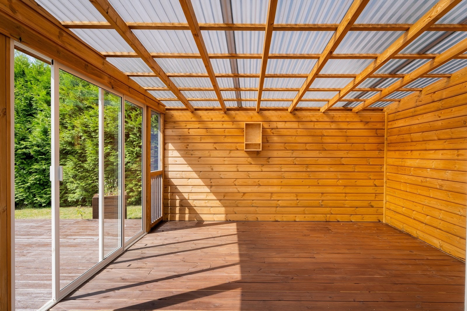 Hagestuen er innglasset og har plass til trivelig sittegruppe. Se pkt. ferdigattest Galleribilde