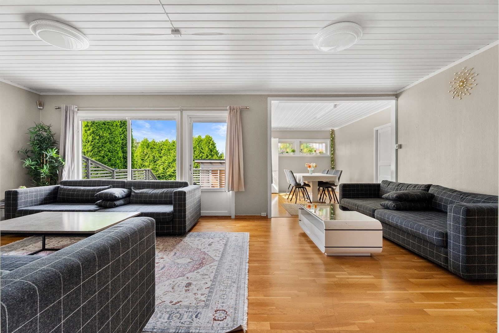 Fra stuen har man utgang til boligens flotte uteområde Galleribilde