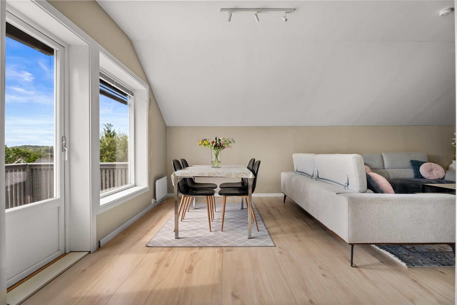 Fra stuen har man utgang til en romslig balkong Galleribilde