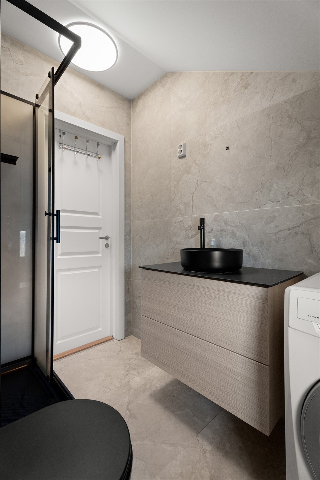 Rommet varmes opp med behagelige elektriske varmekabler Galleribilde