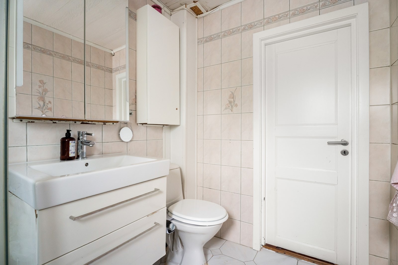 Badet vurderes å ha behov for full renovering grunnet alder og tilstand Galleribilde