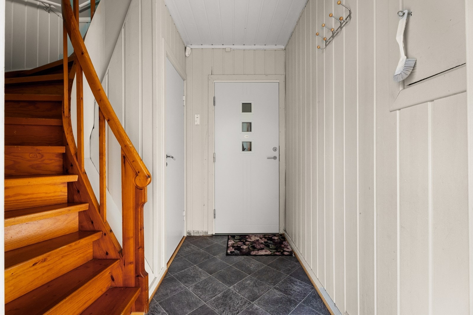 I entreen har man trapp opp til både 2. etasje og kjeller, samt inngang til 1. etasje Galleribilde