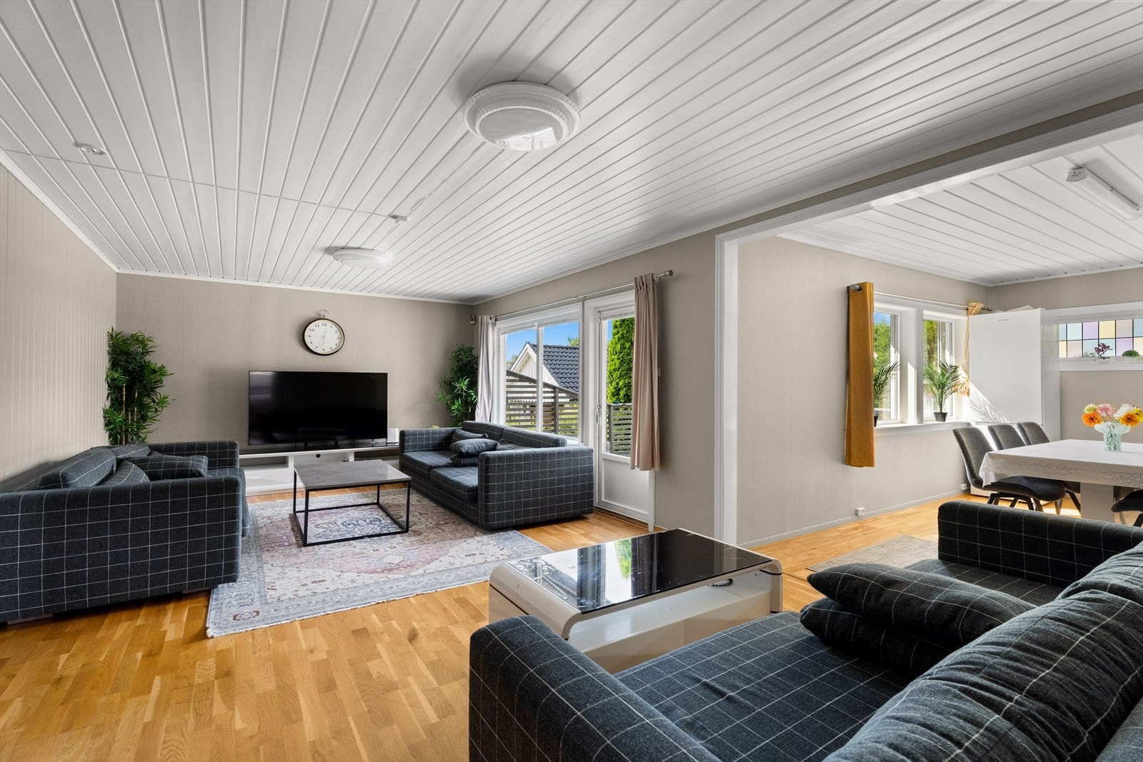 Stuen i 1. etasje er av god størrelse med plass til sofagruppe, TV-seksjon og spisebord Galleribilde