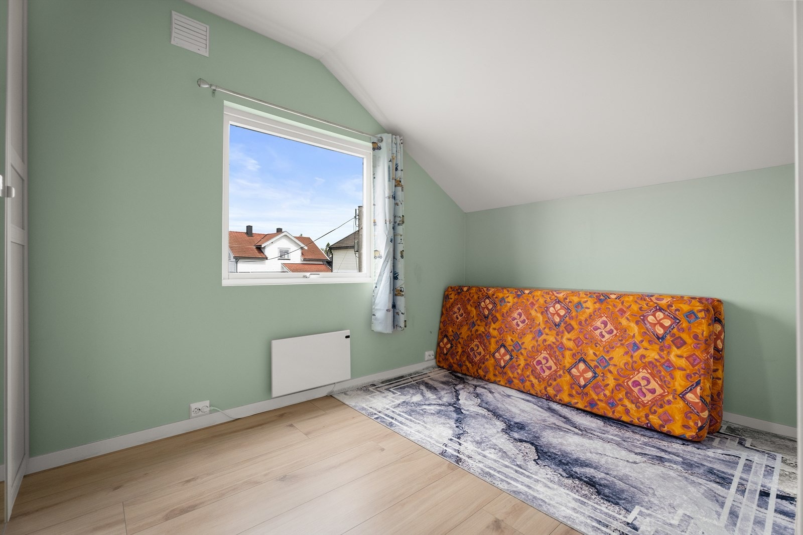 Det andre soverommet er fleksibelt i bruk og egner seg godt som barnerom, gjesterom eller hjemmekontor - avhengig av behov Galleribilde