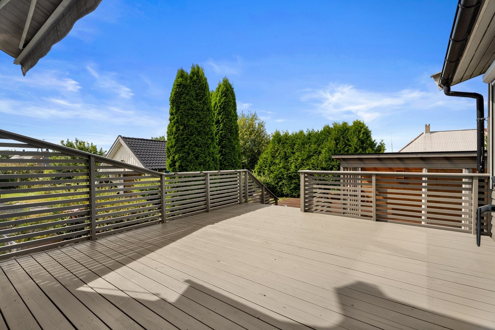 Man kommer ut til en romslig terrasse hvor man har god plass til å innrede i ulike soner, enten det er for avslapping, spiseplass eller grilling Galleribilde