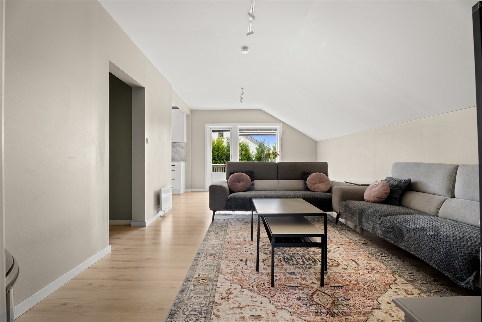 2. etasje gir mulighet for utleie, generasjonsbolig eller du kan bruke hele boligen selv. Denne etasjen er modernisert i nyere tid og inneholder en lys stue, nyere kjøkken, bad og to soverom Galleribilde