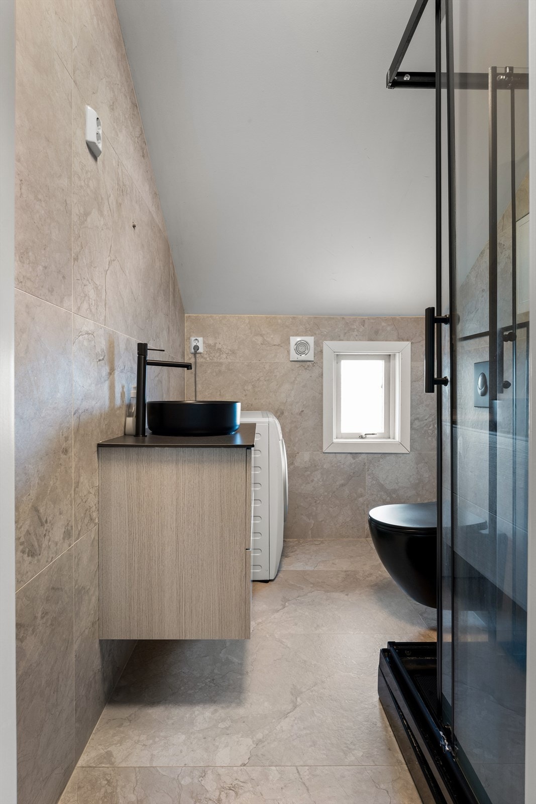 Deler av badet i 2. etasje ble pusset opp med egeninnsats i 2022 ifølge eier. Overflater består av fliser på gulv og vegger, samt malte plater i tak Galleribilde