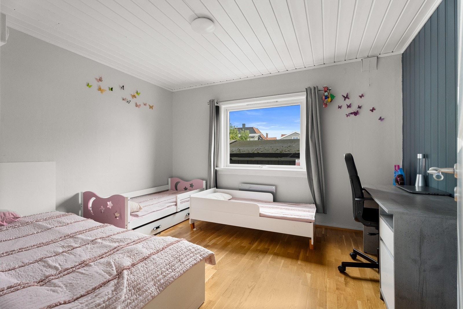 De to øvrige soverommene er også av god størrelse, med plass til seng og ønsket møblement Galleribilde