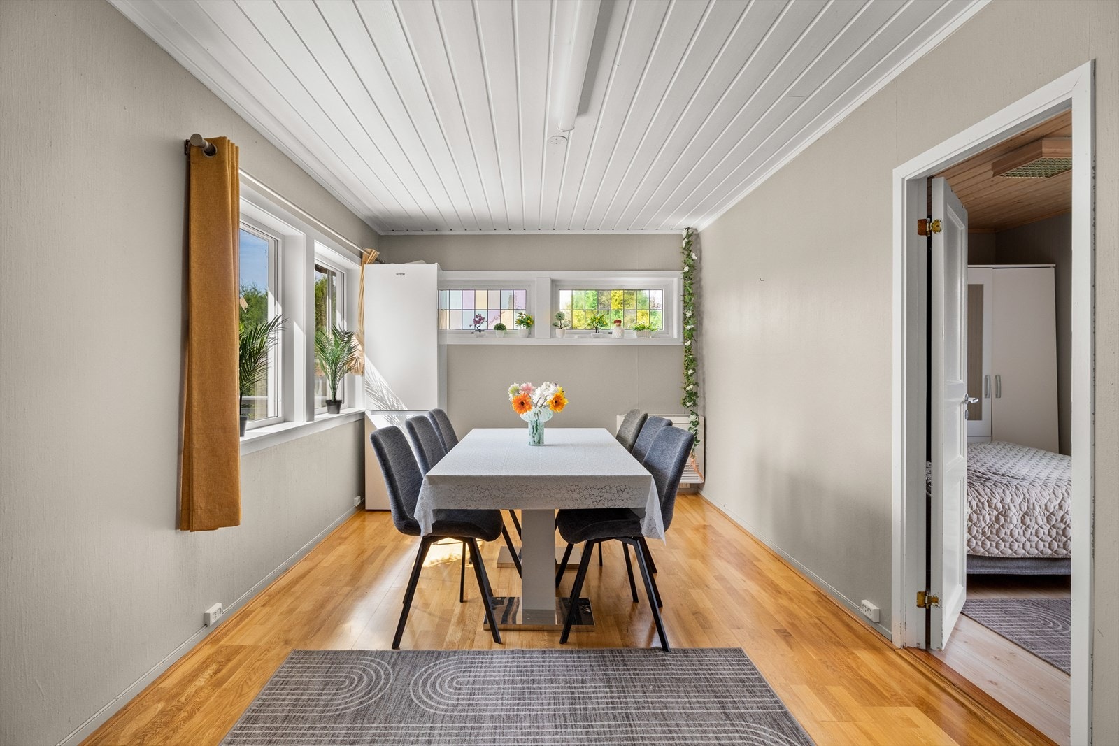 God plass til et romslig spisebord, perfekt for både hverdagsmåltider og sosiale sammenkomster Galleribilde