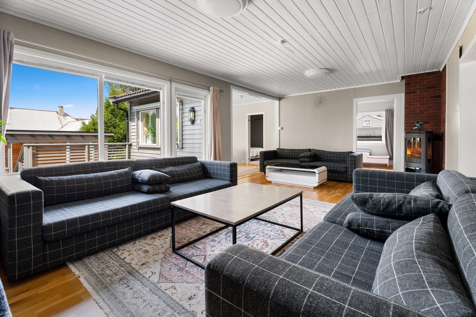 Stuen har store vindusflater som slipper inn rikelig med naturlig lys Galleribilde