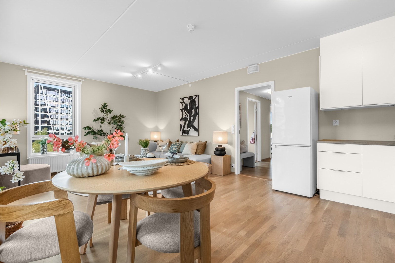 Glatte beigemalte veggflater og 3-stavs parkettgulv Galleribilde