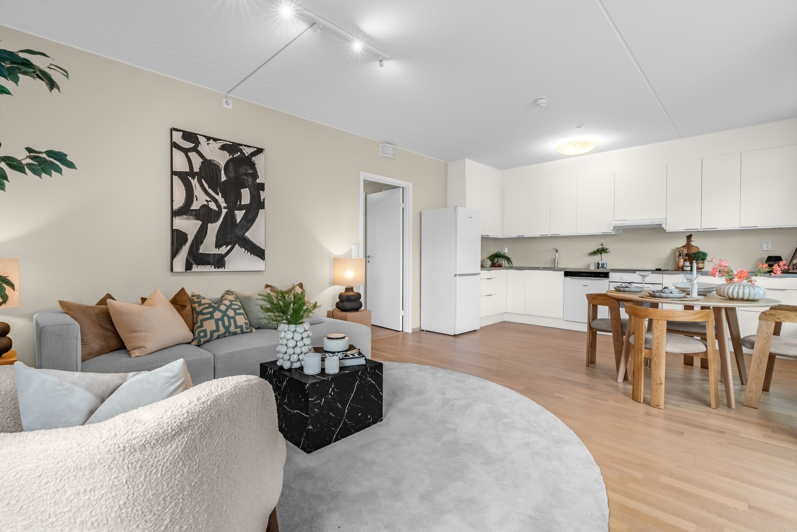 Inn til et lyst og luftig oppholdsrom hvor alt ligger til rette for kvalitetstid Galleribilde