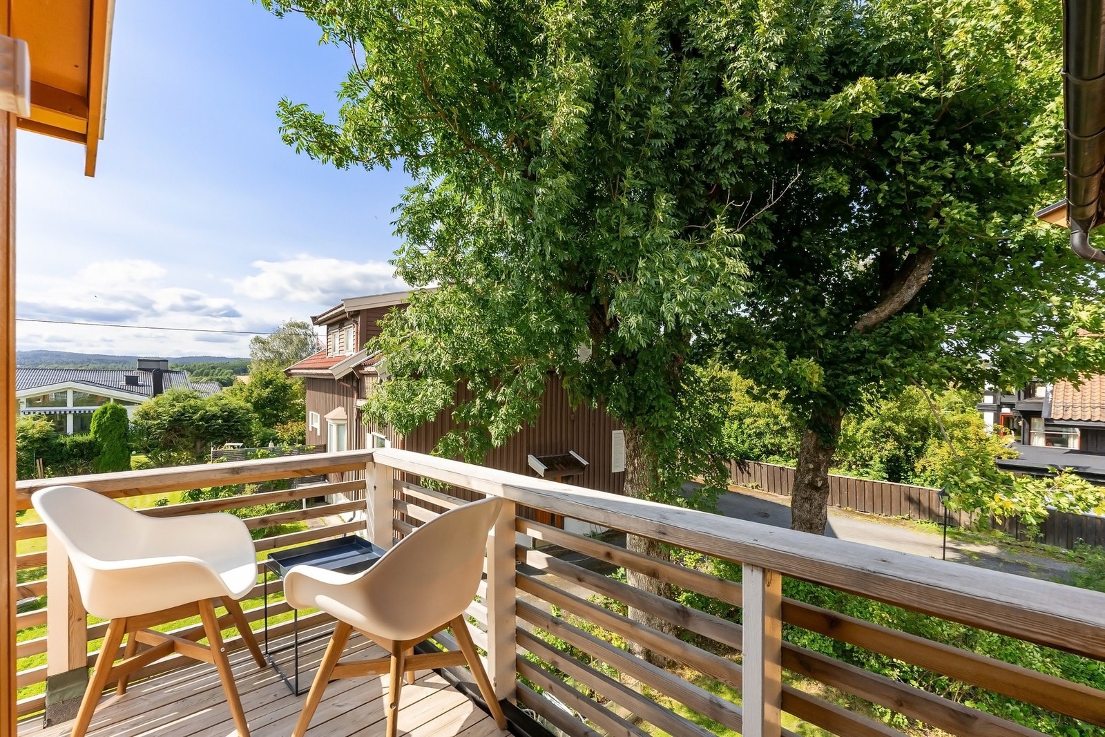 Veranda med gode solforhold. Felles hage på kortsiden av huset og mot Bjerkebakken. Galleribilde