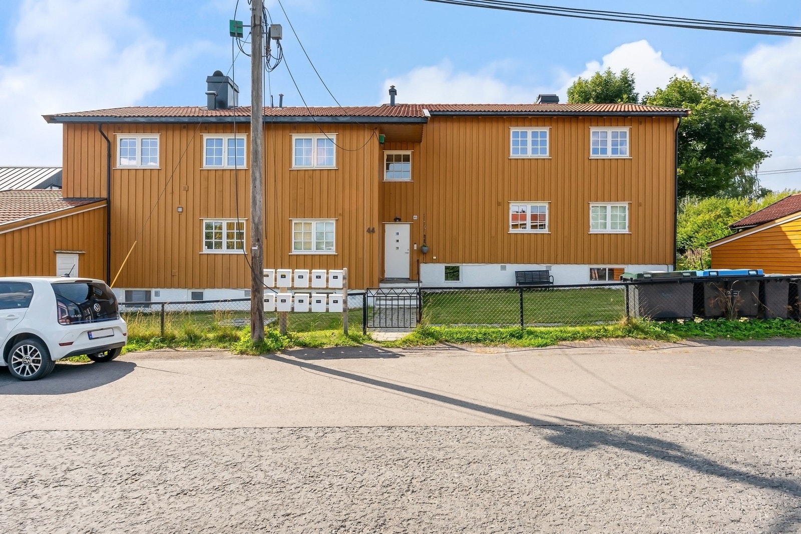 Fra boligen er det 9 minutter til t-bane. Det er kort vei til Røa torg og sentrum av Røa. Galleribilde