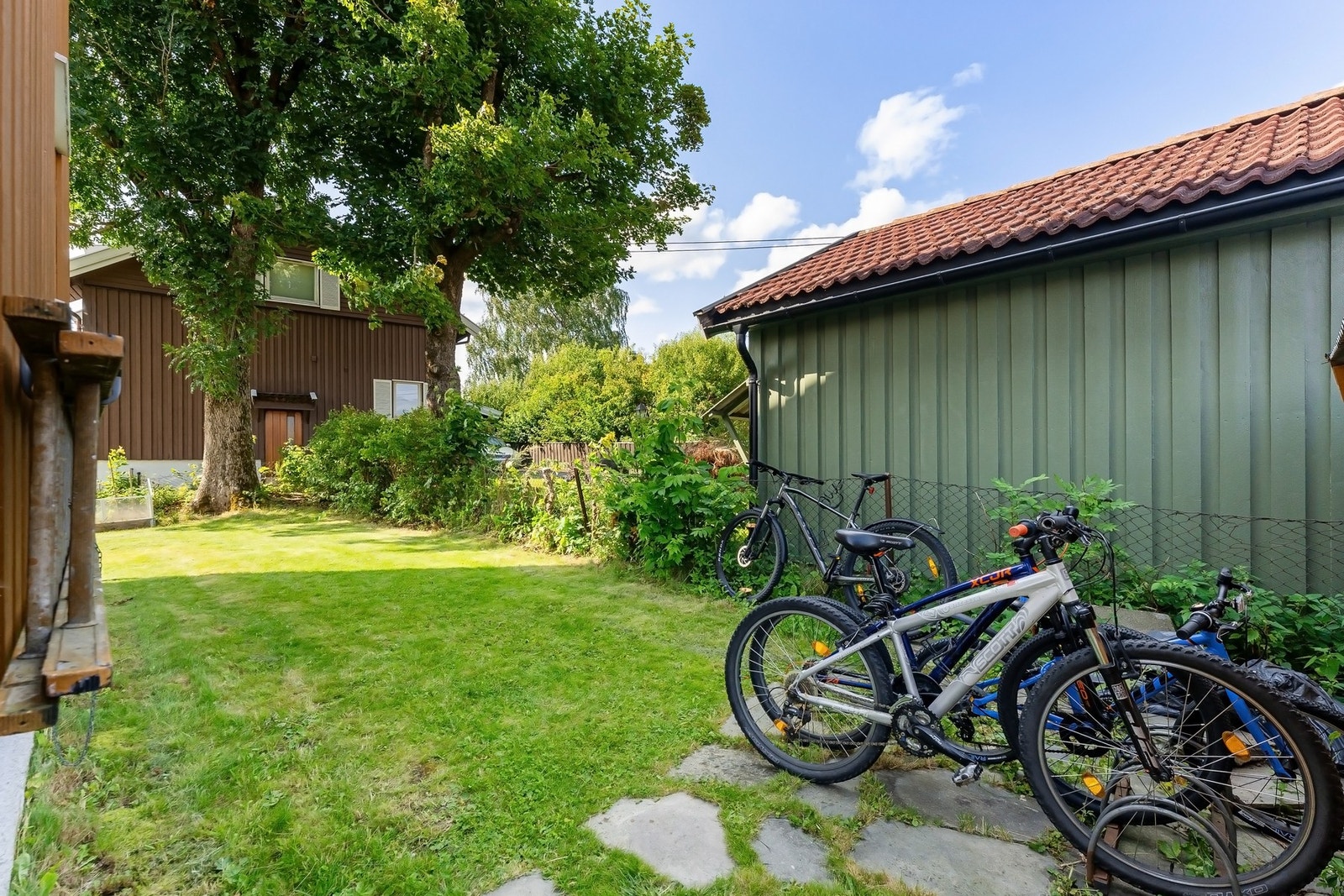 Felles sykkelparkering og uteområder. Galleribilde