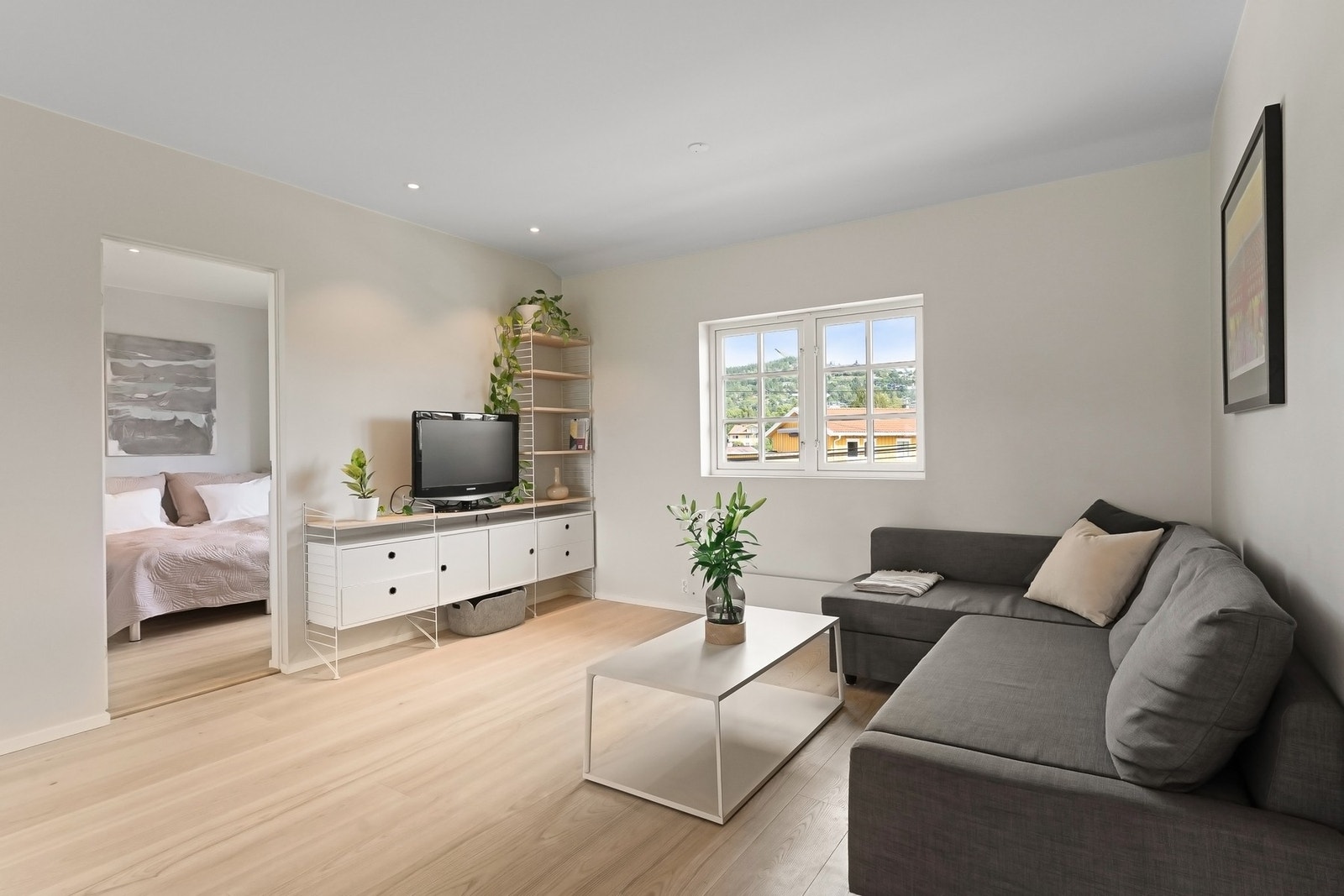 Stuen med god plass til egen sone for sofa og spisebord. Galleribilde