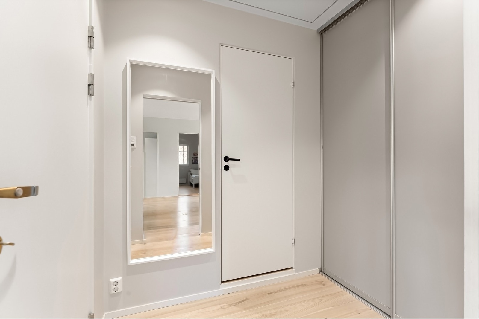 Entré/gang med stor skyvedørsgarderobe. Galleribilde