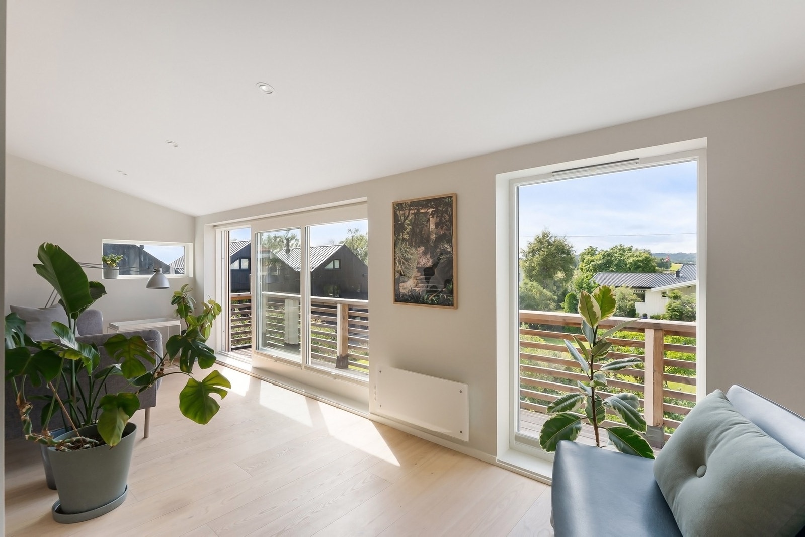 Leiligheten har en ekstra stuesone med skyvedører ut mot veranda. Galleribilde