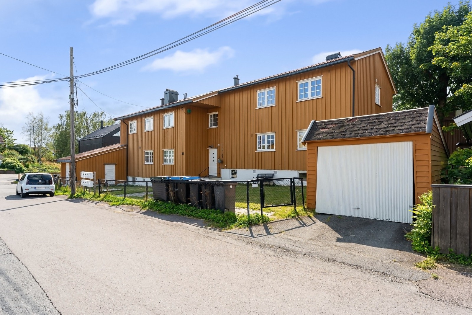 Boligen ligger i et stille og trygt område, langt fra trafikk, med nærhet til skole, fritidsaktiviteter og flotte turområder. Galleribilde