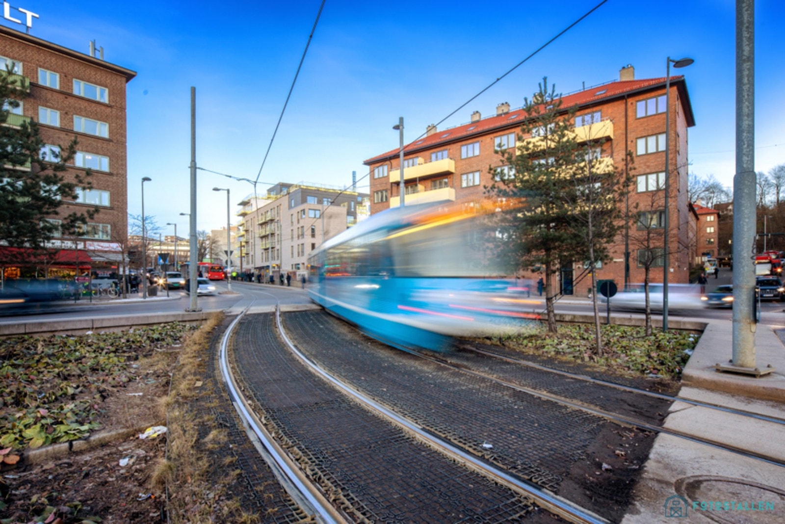 Meget god offentlig kommunikasjon med 300 meter til nærmeste holdeplass i Trondheimsveien og Rosenhoff for buss, flybuss og trikk,samt kort vei til nærmeste T-banestasjon på Carl Berners plass og på Sinsen. Galleribilde