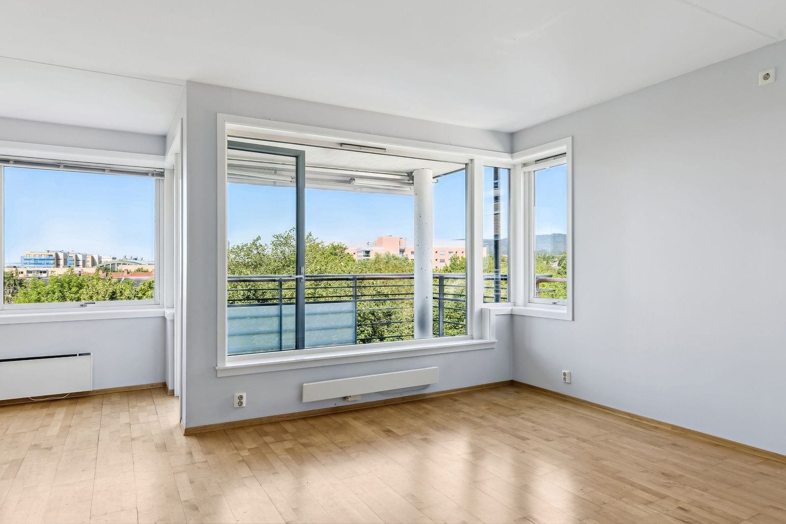 Romslig stue med utgang til balkong Galleribilde