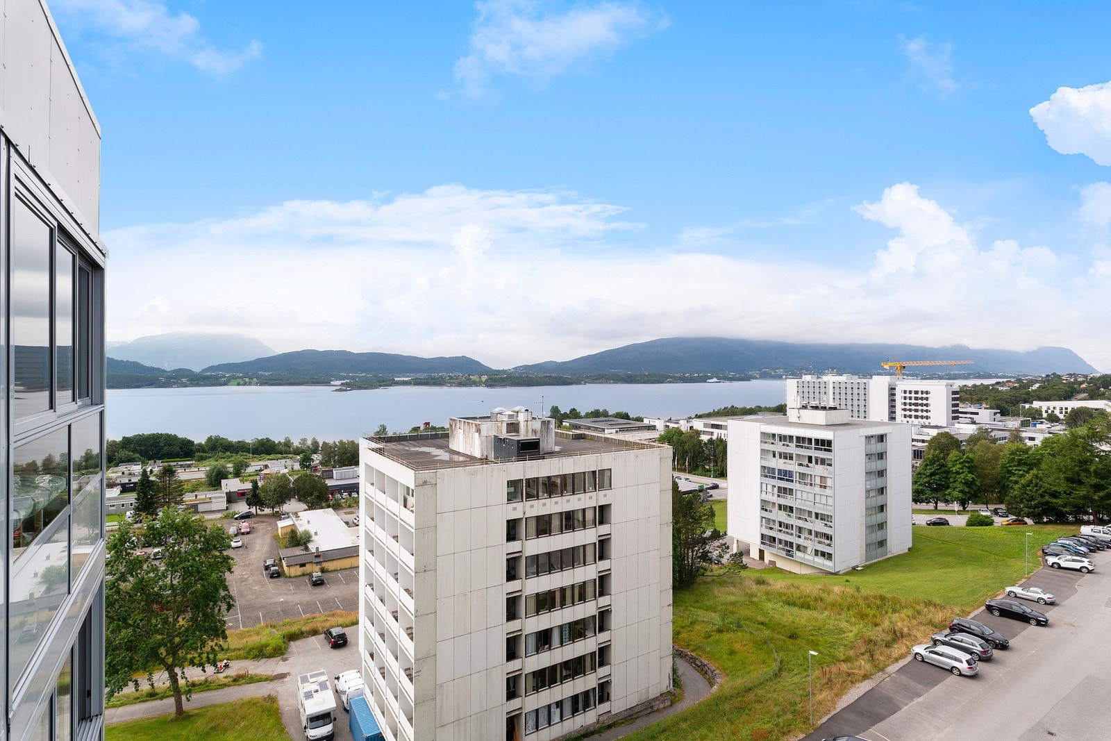 Utsikt mot Borgundfjorden og mot fjellene Galleribilde