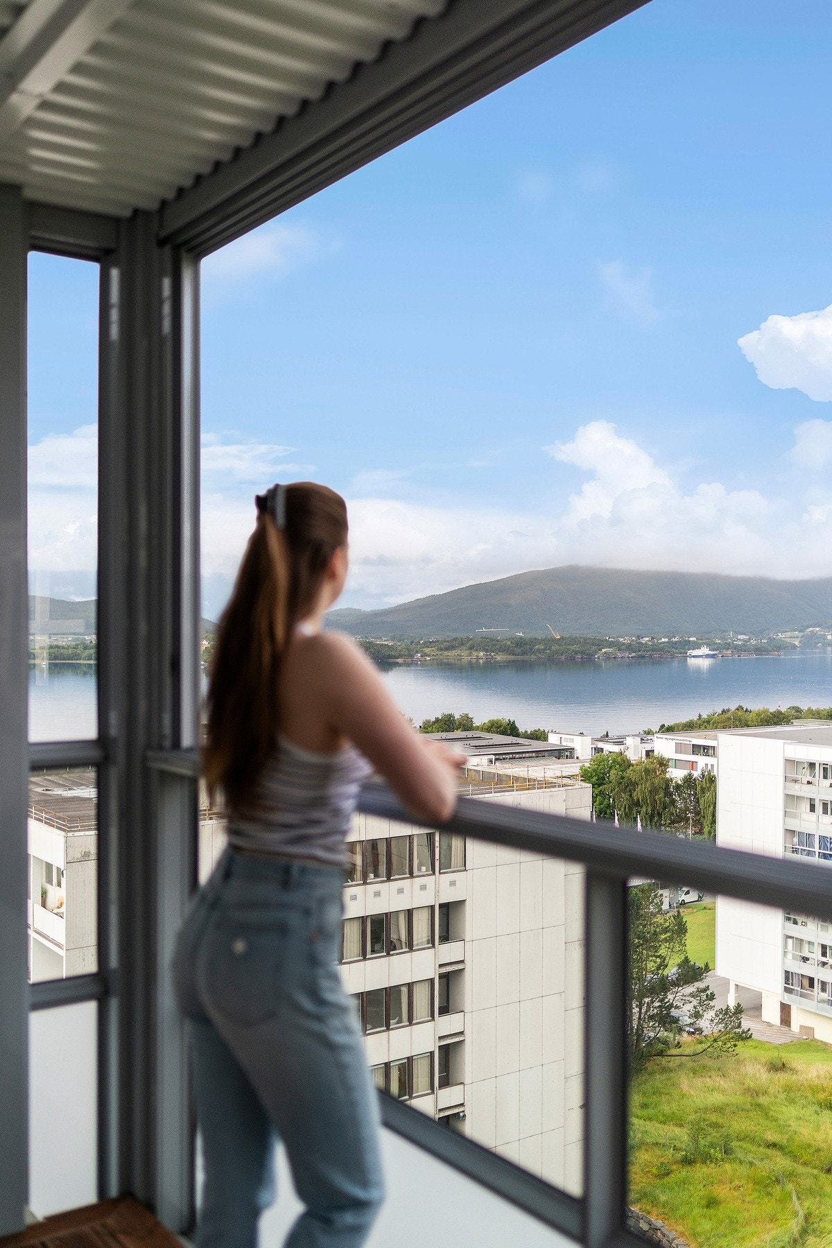 Leiligheten har orientering mot vest, på bildet har Sandra flott utsikt mot blant annet Borgundfjorden, Hankane og mot Sulafjellet. Galleribilde