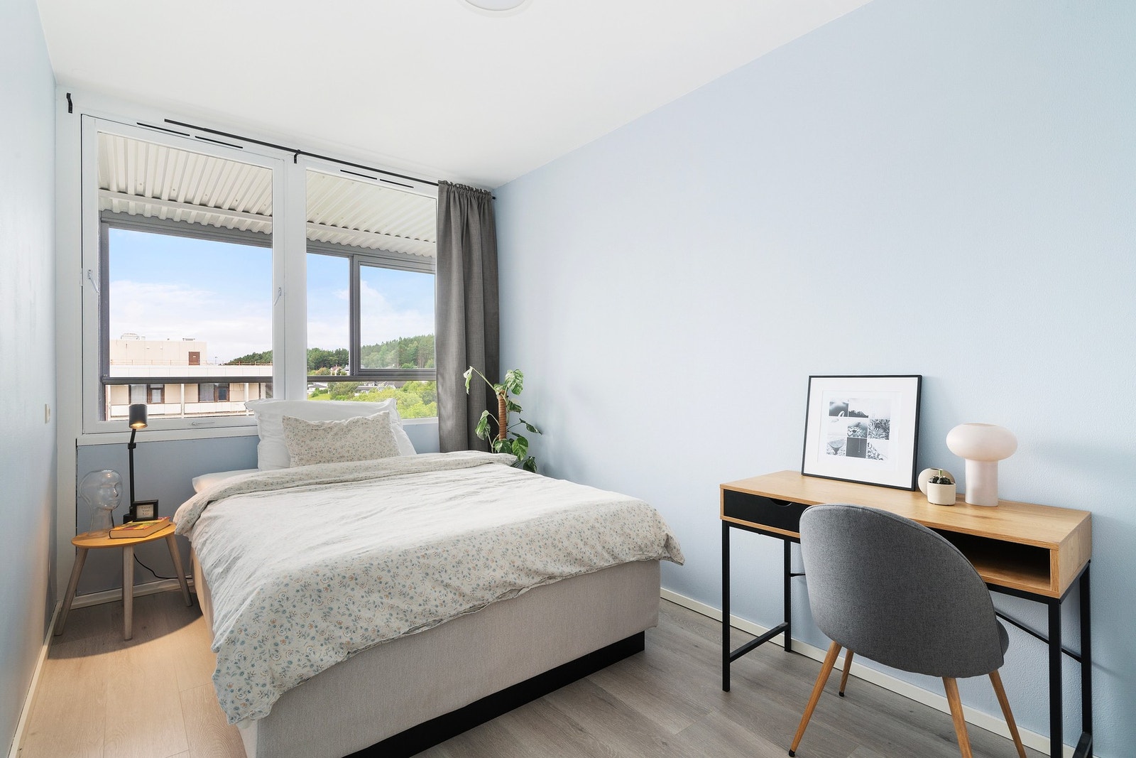 Soverom nr 2 har også vestvendt orientering og plass for dobbeltseng. Galleribilde