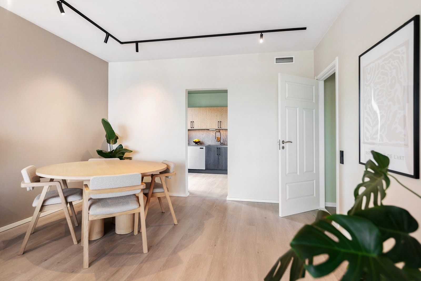 Legg merke til de moderne og behagelige nyansene som preger leiligheten. Flytt rett inn! Galleribilde