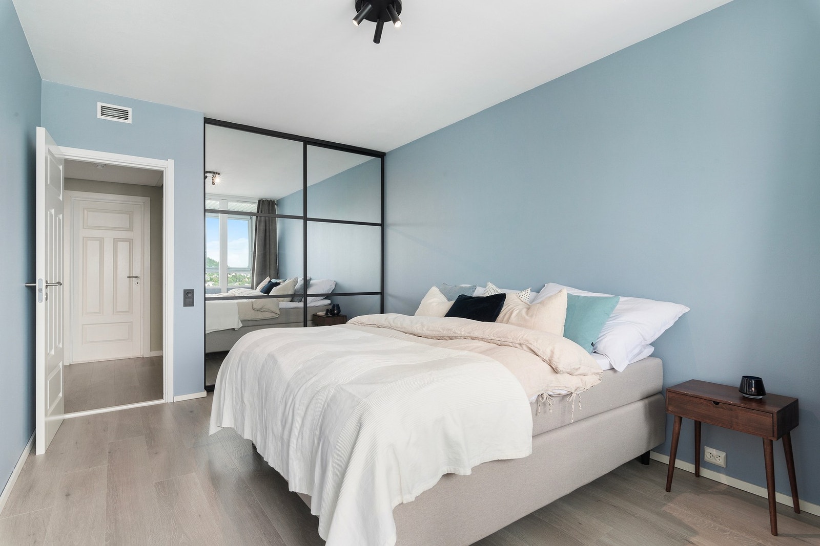 Skyvedørsgarderobe med speilfronter som reflekterer utsikten fra 8. etasje. Legg også merke til de pene og profilerte dørene. Galleribilde