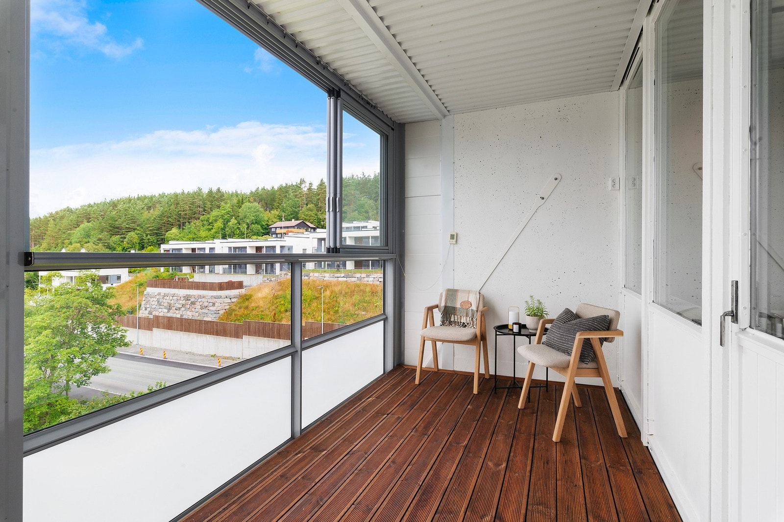 Legg merke til el-punkt på veggen. Verandaen kan møbleres slik du har lyst til å ha det. Galleribilde