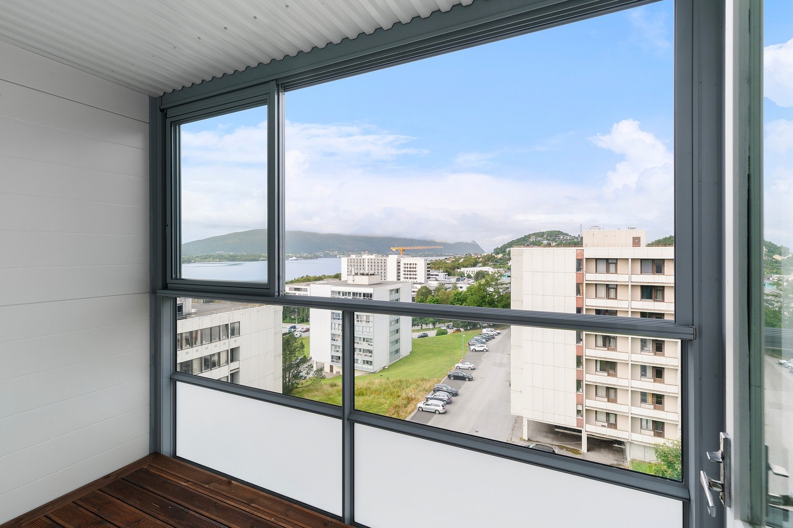 Dersom du lurer på hvordan du kan vaske vinduene i 8. etg så kan vinduene vippes innover og vinduspussen går som en lek. Galleribilde