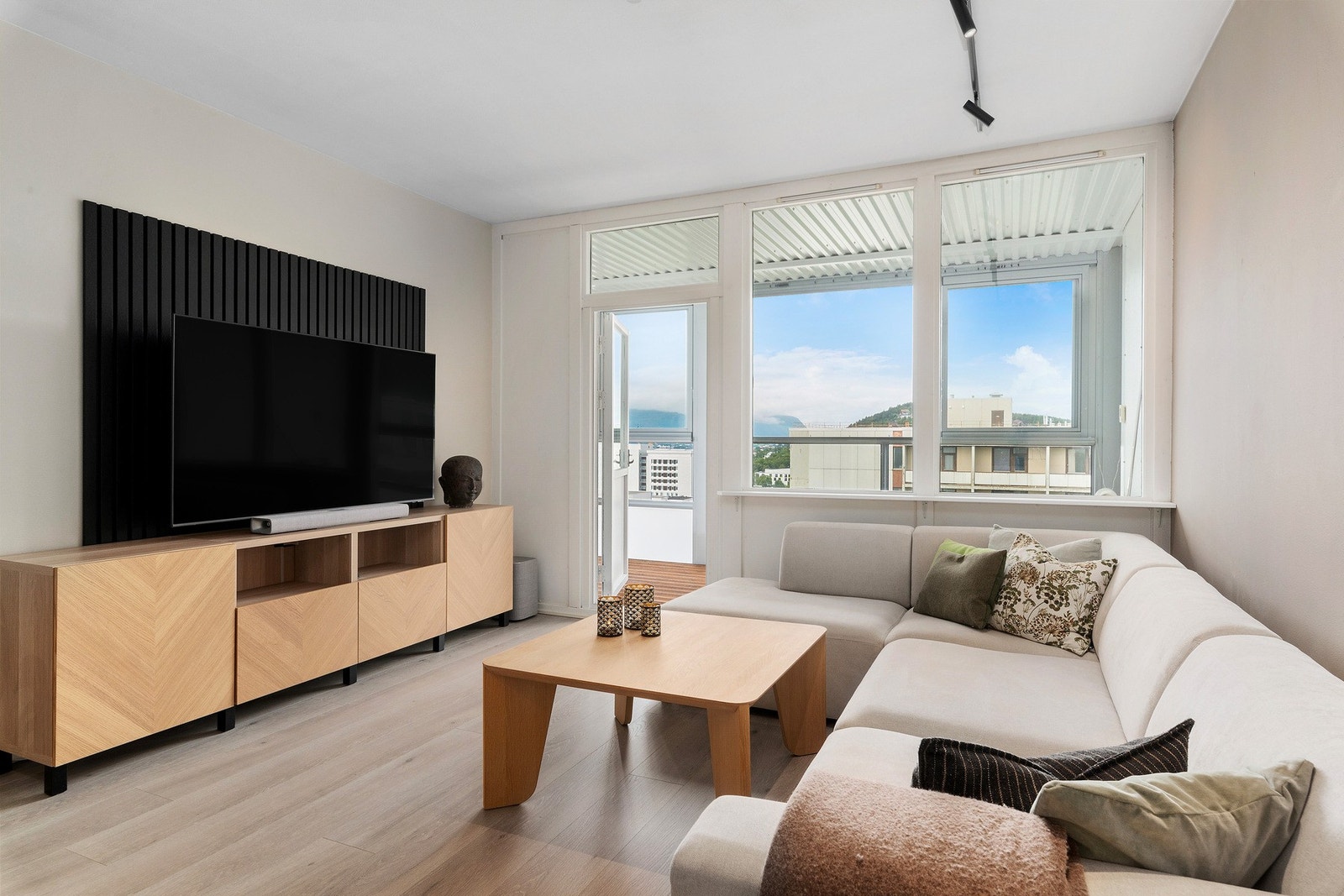 Velkommen til toppleiligheten i Åsebøen 7, presentert med stolthet av EIE eiendomsmegling ved Sissel Longva. Galleribilde