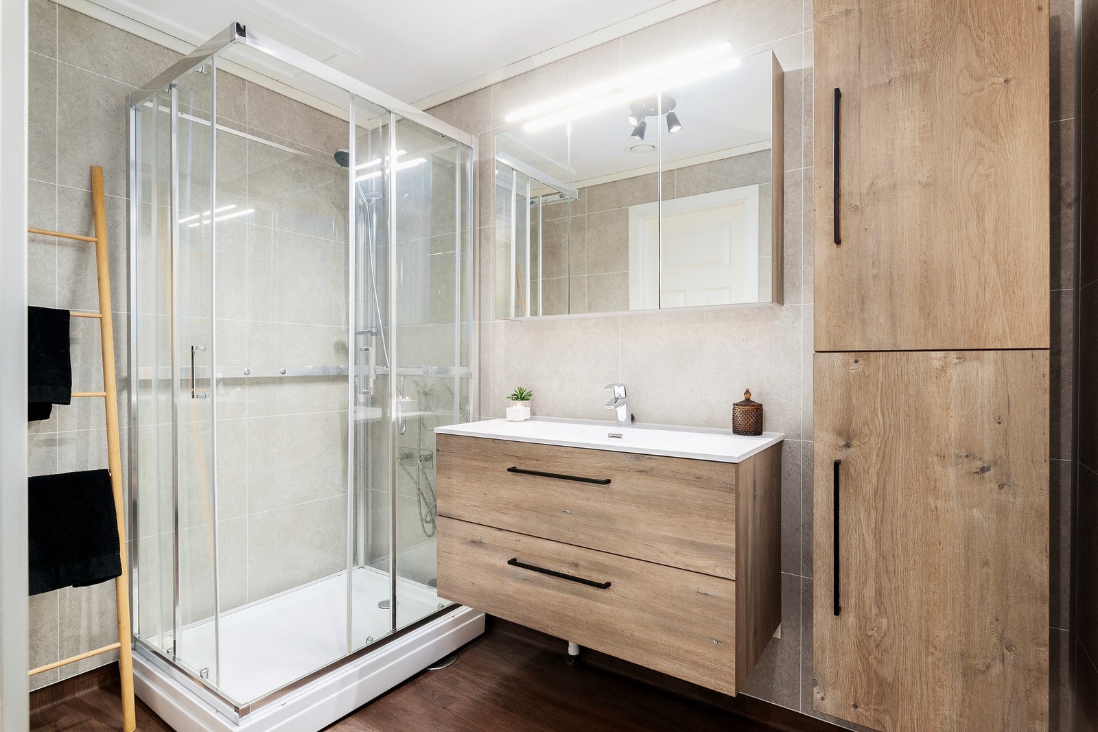 Romslig kabinett og ganske mye oppbevaringsplass til håndklær og dine favorittprodukter i skap og servantinnredning. Galleribilde