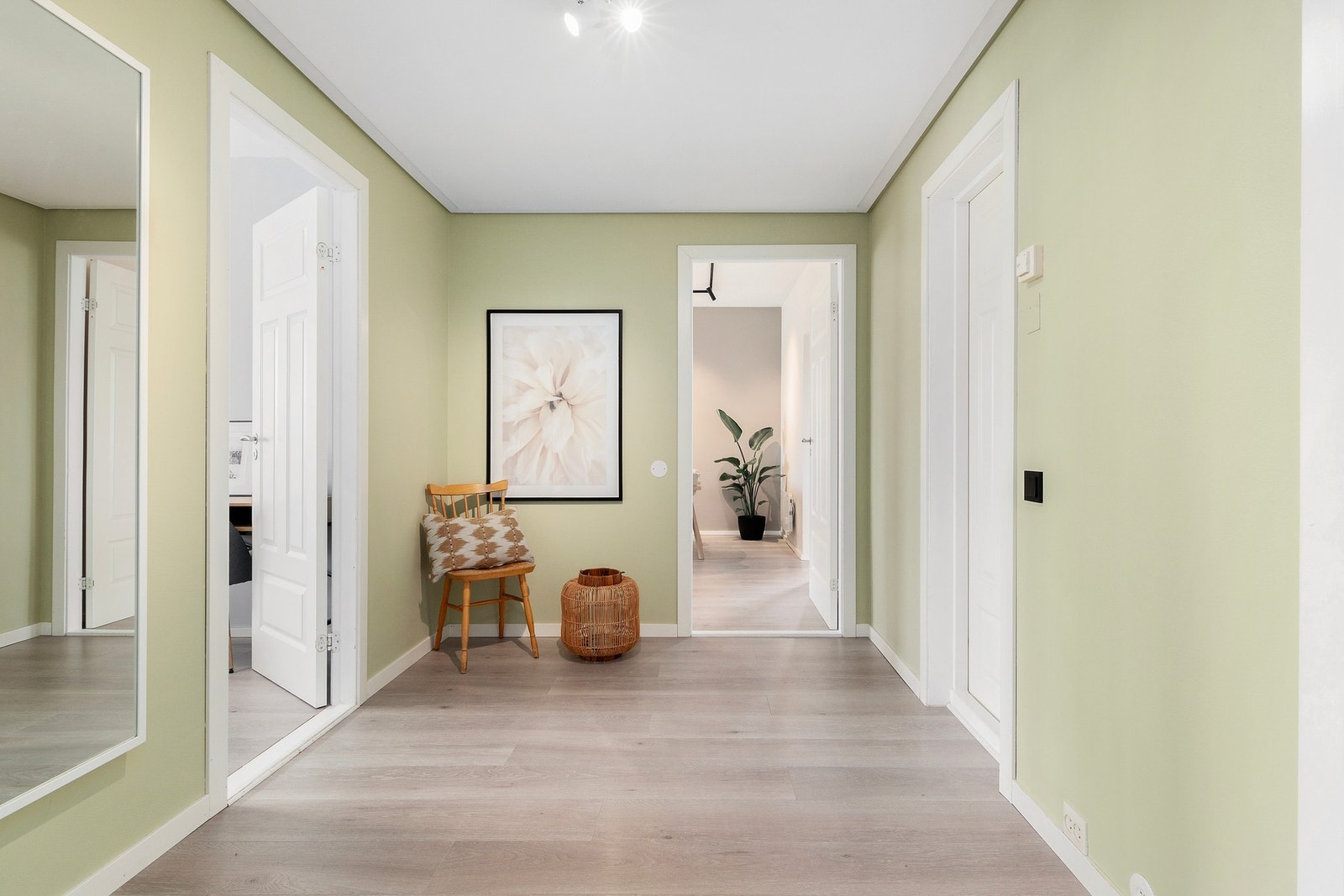 Du kan både se og og føle trivselsfaktoren i denne leiligheten. Moderne valg både i fargepalletten og i materialvalg. Galleribilde