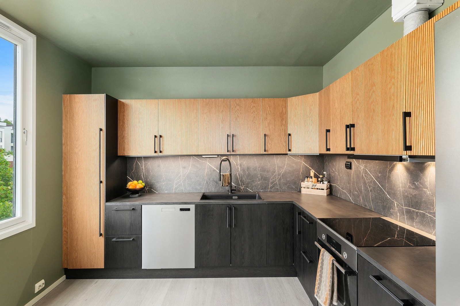 Kjøkkenet er moderne og innholdsrikt, legg også merke til de tidsriktige dekorplatene på veggen. Galleribilde