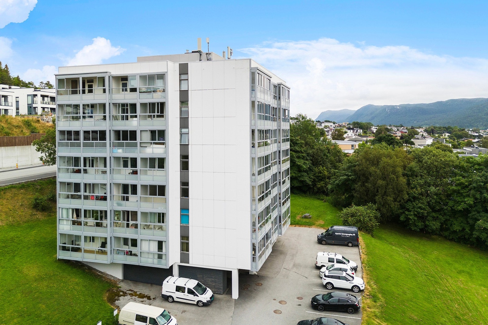 Fasade vest. Inngang mot syd og med tilhørende parkeringsplasser Galleribilde