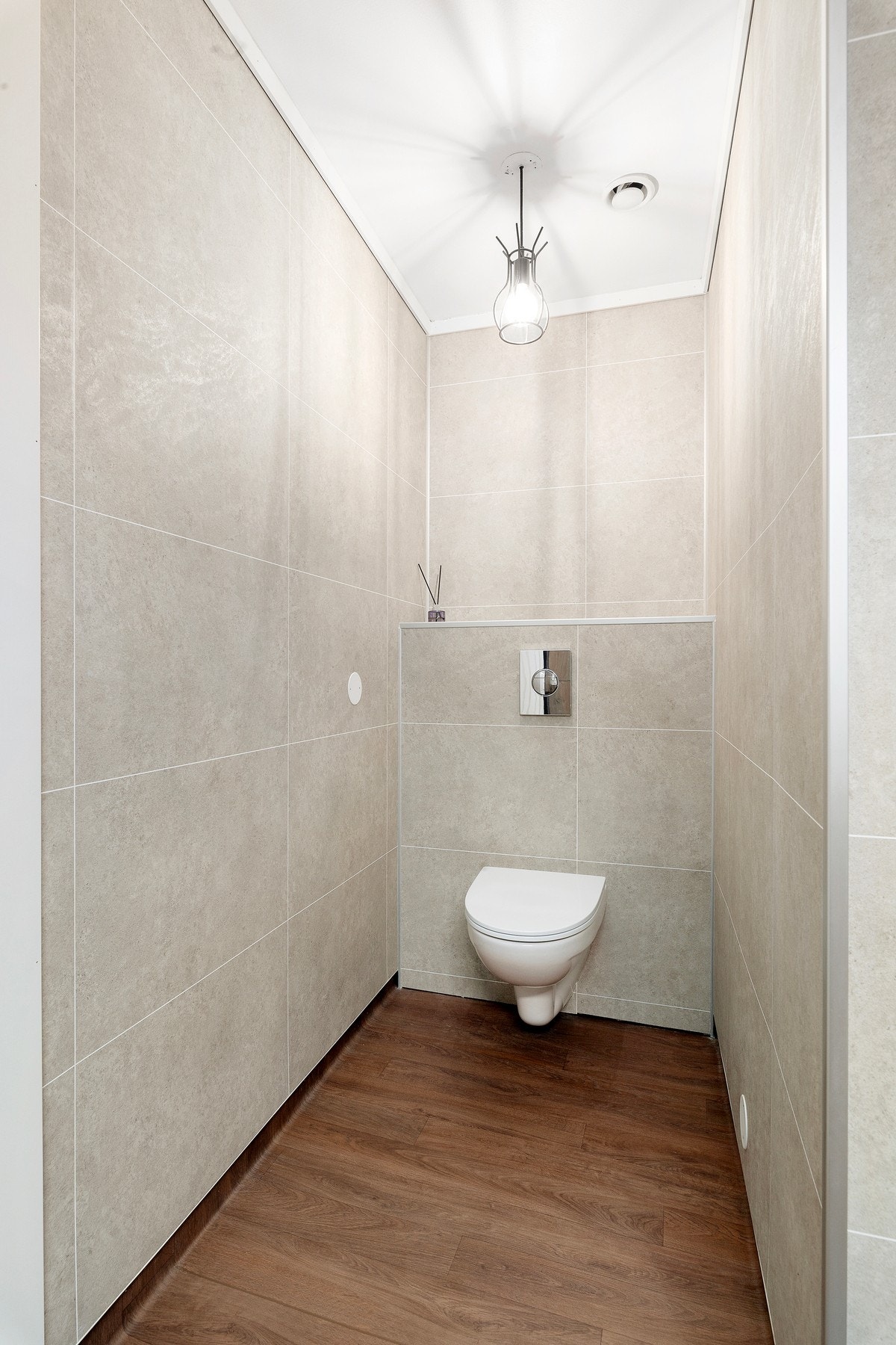 Toalett i tilknytning til badet, men likevel separat. ( se plantegning ) Galleribilde