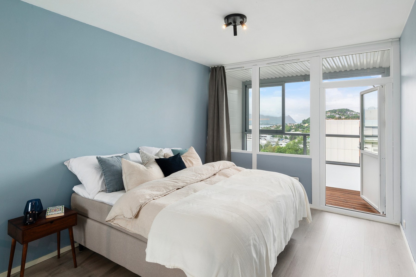 Dersom du alltid har ønsket deg utgang fra soverommet til veranda, så har du det her. Sov godt i Åsebøen 7. Galleribilde