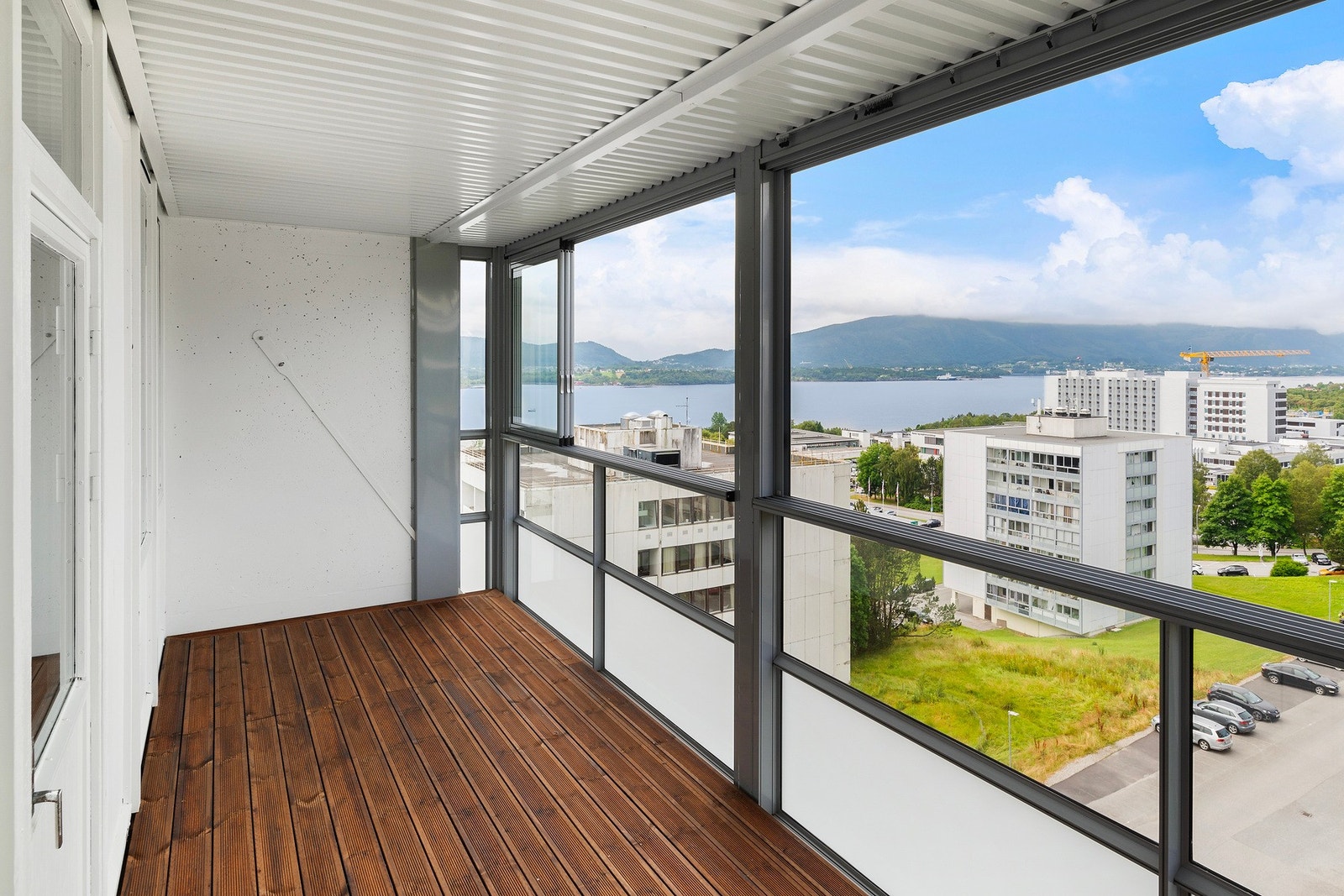 Legg merke til det nye gulvet som selger har lagt her. Vinduene kan du lukke og åpne ved å skyve. Galleribilde