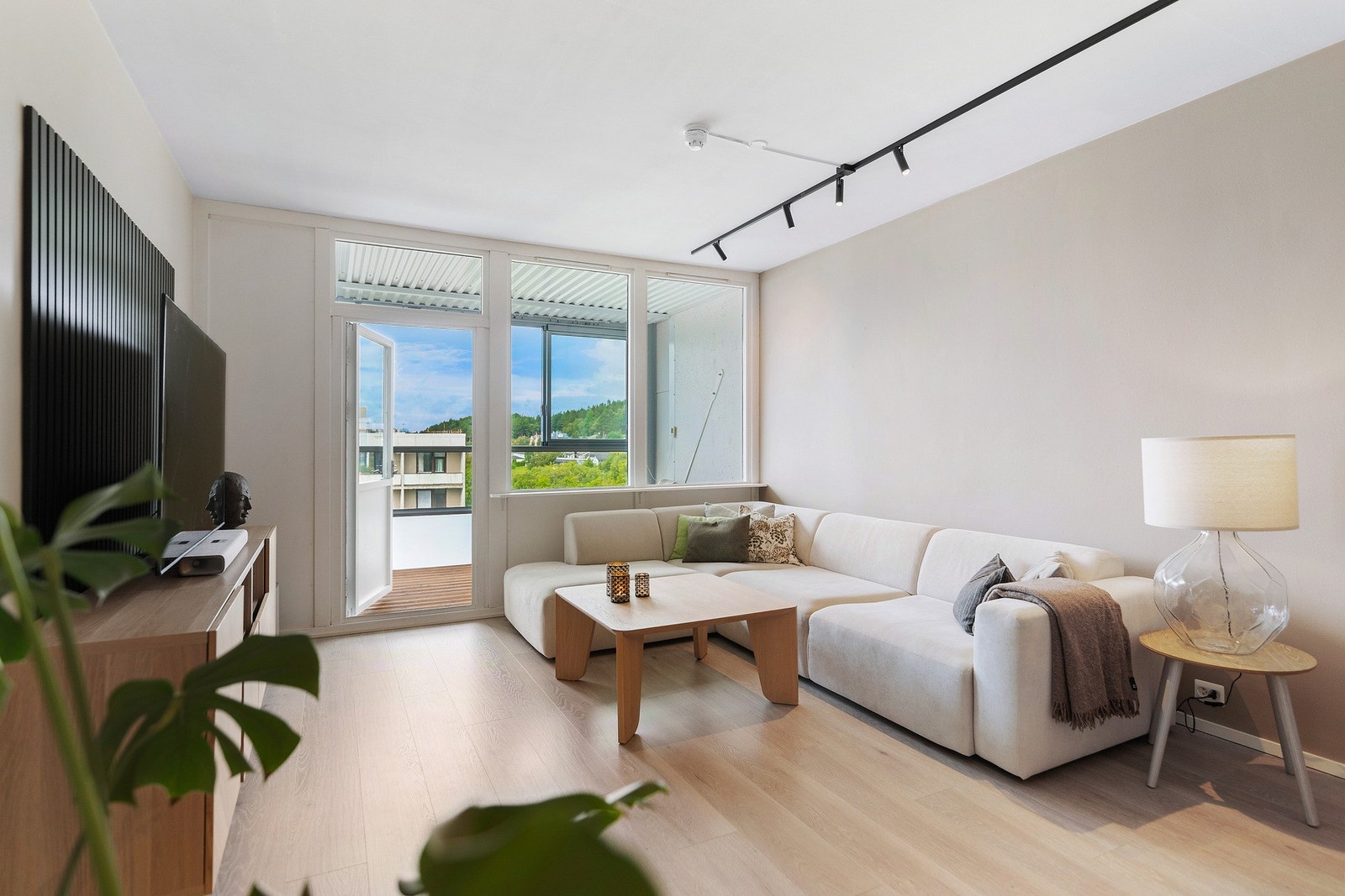 Du har vel lagt merke til det flotte gulvet, både på stua og ute på verandaen. Galleribilde