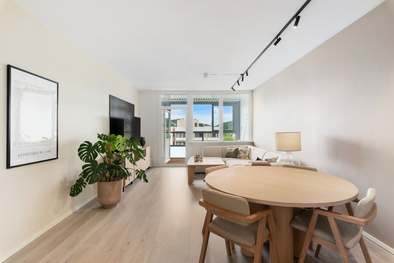 Stua er moderne og behagelig, god plass til både spisebord og sofagruppe - det er et "must". Og du har utgang til luftig og herlig veranda. Galleribilde